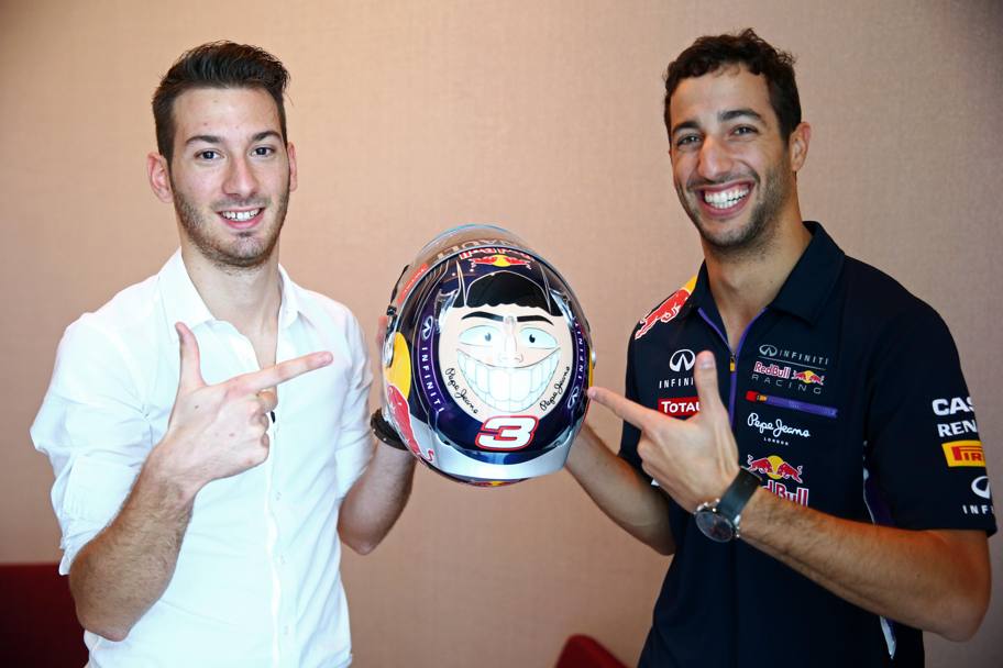 Un incontro emozionante  quello avvenuto ieri ad Abu Dhabi: il giovane fan Andrea Menardo, vincitore del Red Bull Helmet Art, ha incontrato il suo pilota preferito Daniel Ricciardo svelando insieme a lui il casco con il design da lui realizzato, che ha avuto la meglio fra circa 600 progetti 